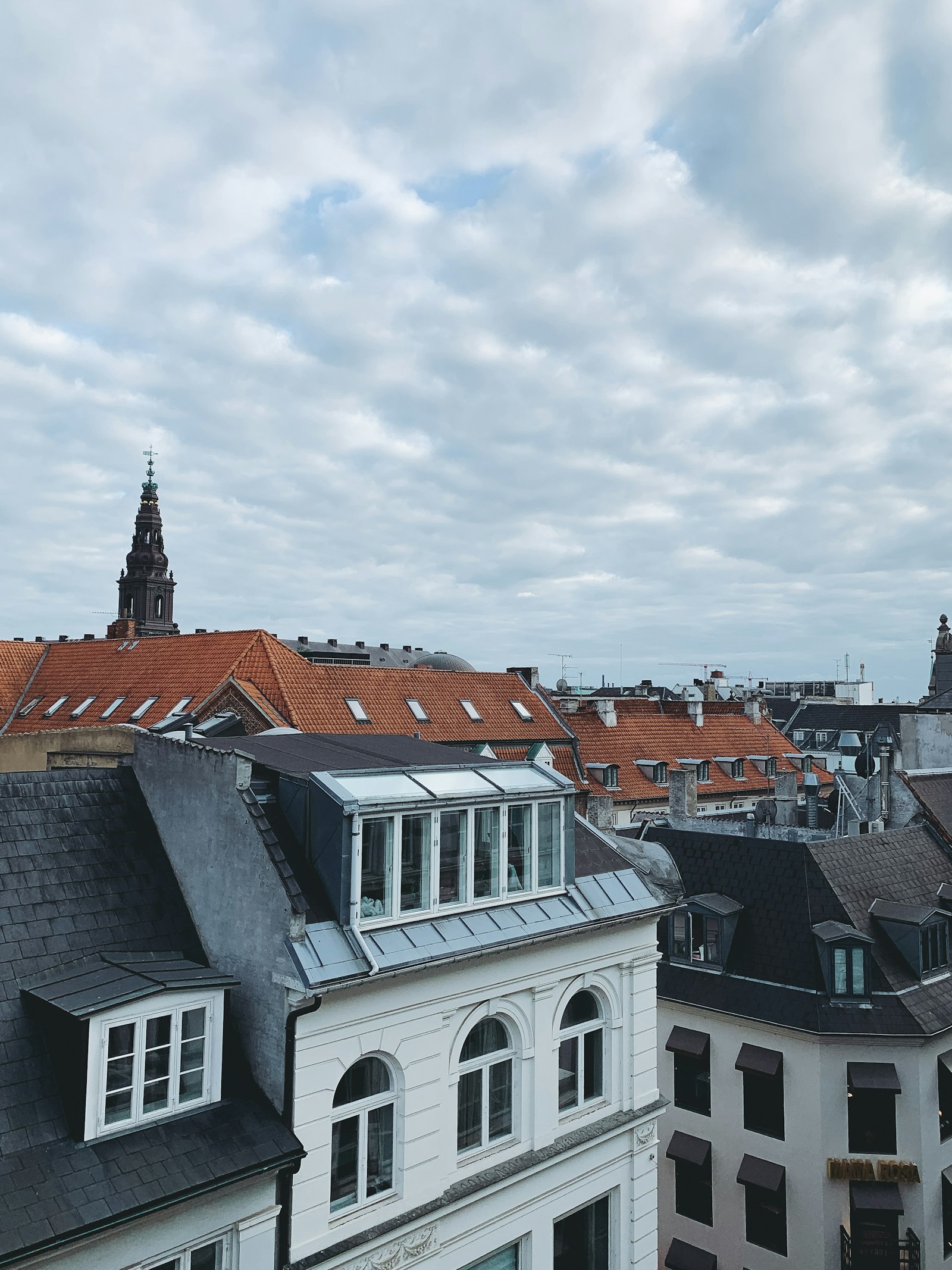 Dakwerk met permanente valbeveiliging op een plat dak